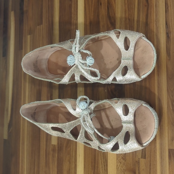 Gentle souls Kenneth Cole rose gold metallic cut out leather sandals 10M… - Picture 1 of 15